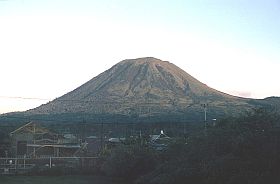 Mt. Lokon von Tomohon aus