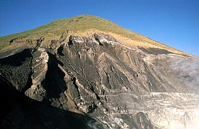 Mt. Lokon: Blick in den Krater