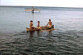 Kinder mit Auslegerboot