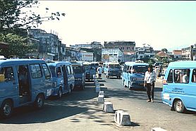 Manado: Bemos warten vor dem Markt