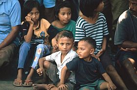 Manado: Zuschauende Kinder