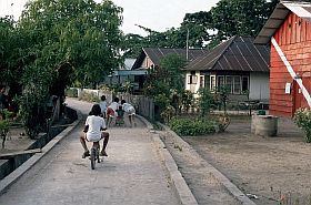 Bunaken: Befestigte Wege