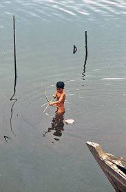 Junge mit Pfeil und Bogen beim Fischen