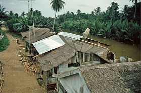 Dorf am Fluss mit Satellitenschssel