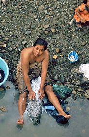 Frau beim Waschen im Fluss