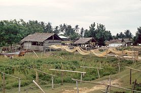 Fischerort Meureudu - Netze hngen zum Trocknen