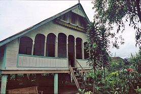 Traditionelles Haus der Gayo in Kung