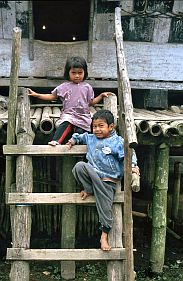 Karo-Batakdorf Lingga: Kinder vor Hauseingang