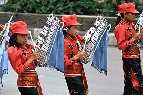 Fruchtfestival in Berastagi: Mdchen mit Glockenspiel