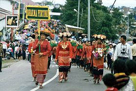 Fruchtfestival in Berastagi: Umzug