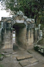 Traditionelles Batak-Dorf Huta Bolon: Mauer mit Tor
