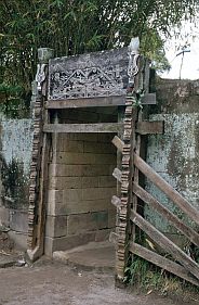 Traditionelles Batak-Dorf Huta Bolon: Tor, Dorfinnenseite