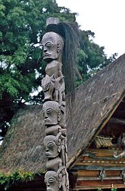 Traditionelles Batak-Dorf Huta Bolon: Magischer Pfahl