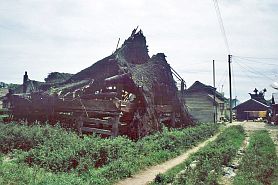 Im Karo-Batak Dorf Lingga - verfallenes Haus