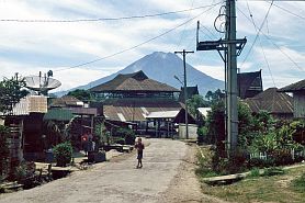 Im Karo-Batak Dorf Lingga -  Vulkan Sibayak im Hitergrund