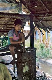 Dorfschmiede bei Padangsidempuan: Junge am Blasebalg
