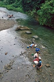 Waschtag am Fluss