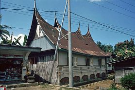 Rumah Gadang (traditionelles Minangkabau-Haus)