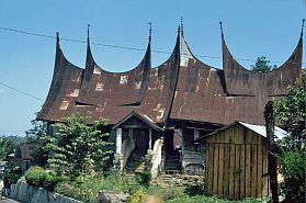 Rumah Gadang (traditionelles Minangkabau-Haus)