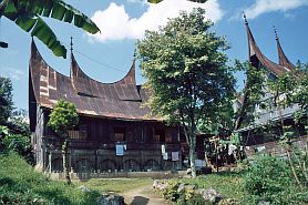 Rumah Gadang (traditionelles Minangkabau-Haus)