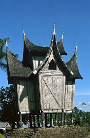 Palast in Pagarruyung: Reisspeicher