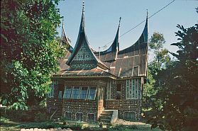 Traditionelles Minangkabau-Haus in der Umgebung von Batusangkar