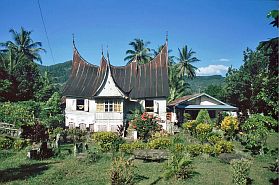 Traditionelles Minangkabau-Haus in der Umgebung von Batusangkar