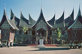 Traditionelles Minangkabau-Haus in der Umgebung von Batusangkar