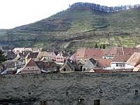 Kirchenburg Birthlm: Mauer mit Blick aufs Dorf