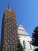 Bistritz: Evangelische Stadtpfarrkirche im Stadtzentrum von Bistritz mit 75 Meter hohem Turm, deren Bau im Jahr 1470 begonnen wurde. Sie besitzt eine Orgel von Johannes Prause. 
