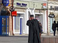 Kronstadt: Rathausplatz - telefonierender Pope
