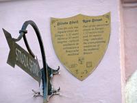 Kronstadt: Hinweisschild zur Strada Sforii (Seilergasse), einer der schmalsten Straen Europas