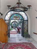 Kronstadt: Rathausplatz - Eingang zum traditionellen Restauran Cerbul Carpatin (Karpatenhirsch)