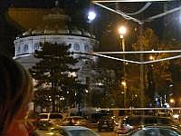 Bukarest bei Nacht: Athaeneum
Das Rumnische Athenum erbaute man in den den Jahren 1885 bis 1888 nach den Plnen des Architekten Albert Galleron. Mchtig wachsen die ionischen Sulen der von einem Dreiecksgiebel abgeschlossenen Vorhalle vor dem Betrachter in die Hhe. Dahinter erhebt sich als kuppelgedeckter Rundbau das eigentliche Konzerthaus, das inzwischen Sitz der Staatsphilharmonie George Enescu ist. Der Konzertsaal verfgt ber 652 Sitzpltze. (wikipedia)