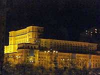 Bukarest bei Nacht: Der Parlamentspalast (rumnisch: Palatul Parlamentului), auch bekannt als Haus des Volkes (rumnisch: Casa Poporului) ist nach dem Pentagon das zweitgrte Gebude der Welt. Seine Grundflche betrgt 65.000, die berbaute Flche 265.000 Quadratmeter. Der grte Saal des Gebudes ist 16 Meter hoch und 2200 Quadratmeter gro. (wikipedia)