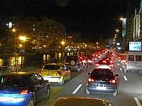 Bukarest bei Nacht: Strae am Kanal
