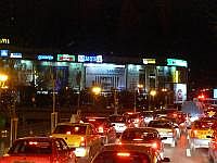 Bukarest bei Nacht: Straenverkehr