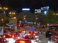 Bukarest bei Nacht: Straenverkehr