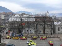 Cmpulung Moldovenesc: Platz vor dem Hotel