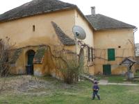 Groscheuern: Das Pfarrhaus soll ursprnglich ein Kloster gewesen sein und seine derzeitige Form in der zweiten Hlfte des 19. Jahrhunderts erhalten haben. - copyright des Fotos    Georg Weis
