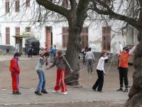 Groscheuern: Kinder spielen vor der Schule  - copyright  Georg Weis
