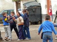 Groscheuern: Kinder spielen vor der Schule  - copyright  Georg Weis
