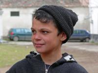 Groscheuern: Junge vor der Schule  - copyright  Georg Weis