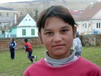 Groscheuern: Mdchen vor der Schule  - copyright  Georg Weis