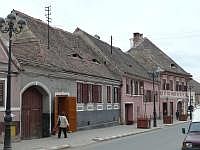 Strae in Heltau; typisch fr siebenbrgische Drfer sind die Torbgen - copyright  Lothar Jaehn