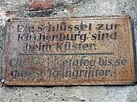 Hinweisschild an der Mauer