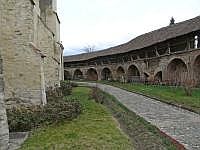 Kirchenburg Heltau: Mauer mit Vorratsnischen und Wehrgang