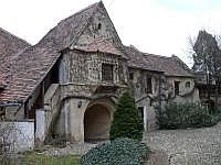 Kirchenburg Heltau: Alte Schule, darunter der stark befestigte alte Haupteingang.