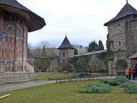 Kloster Moldoviţa: Kirche Buna Vestire („Mariä Verkündigung“) und Teile der Befestigung