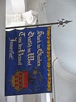 Petersberg/Snpetru: Innenraum der Kirche - Fahne mit dem Spruch: 